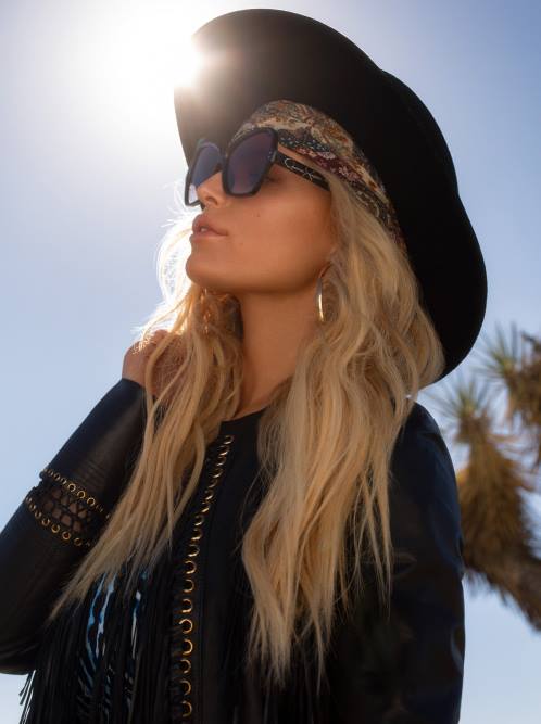 Jessica SimpsonStylish Butterfly Sunglasses in Black H4261035